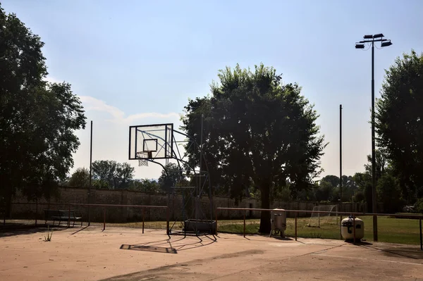 Порожній Баскетбольний Майданчик Межує Залізницею Сонячний День — стокове фото