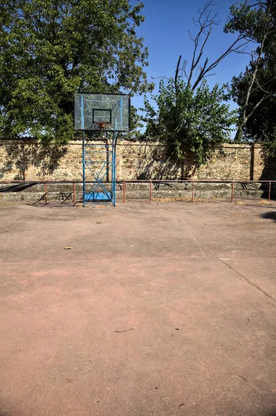 Empty Basketball Court Bordered Rail Sunny Day — Zdjęcie stockowe