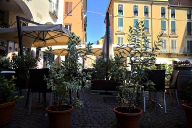 Street in the background seen through the tables of a restaurant