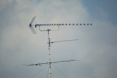 Arkaplanı gökyüzü olan anten