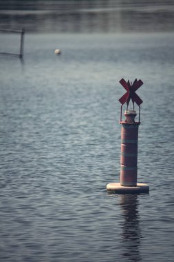 Gün batımında bir gölde şamandıra