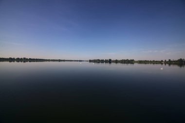 Gün batımında göl berrak gökyüzü