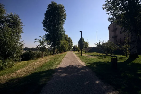 Grusväg Park Vid Sjön Vid Solnedgången — Stockfoto