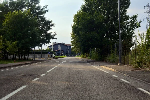 日没の曇りの日にイタリアの田舎の町の道路 — ストック写真