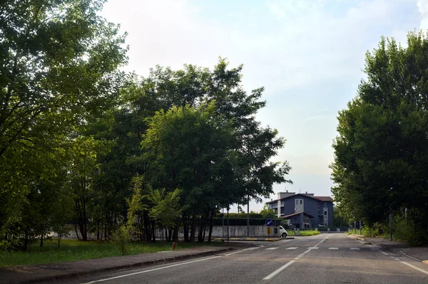 Bulutlu Bir Günde Gün Batımında Talya Kırsalında Bir Kasabada Yol — Stok fotoğraf