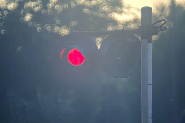 Rood Licht Van Een Spoorwegovergang Bij Zonsondergang — Stockfoto