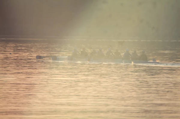 Ruderboot Auf Einem See Bei Sonnenuntergang — Stockfoto