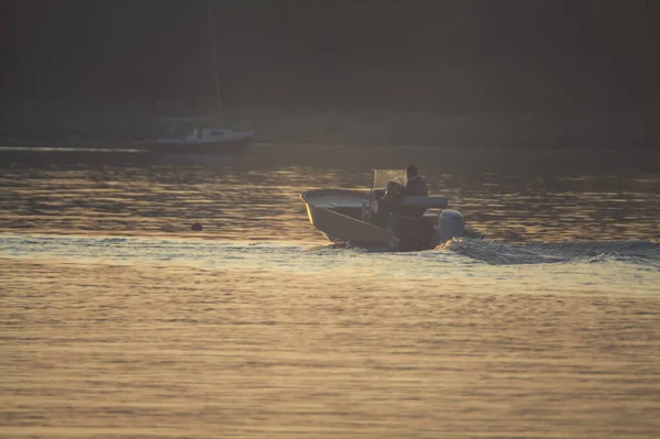 Motorbåt Sjö Vid Solnedgången — Stockfoto