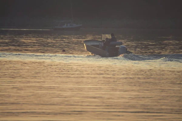 Motorboot Auf Einem See Bei Sonnenuntergang — Stockfoto