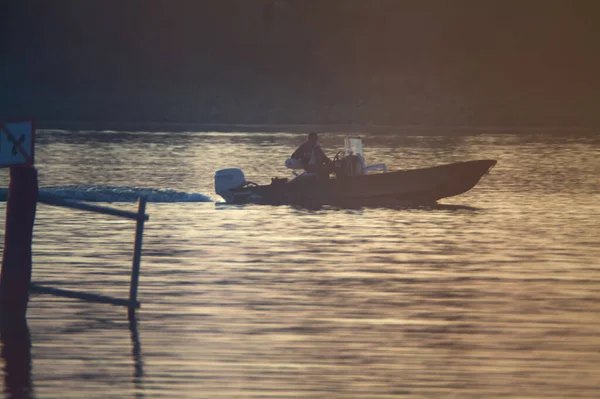 Motorboot Auf Einem See Bei Sonnenuntergang — Stockfoto