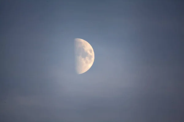 日没時の空の半月 — ストック写真