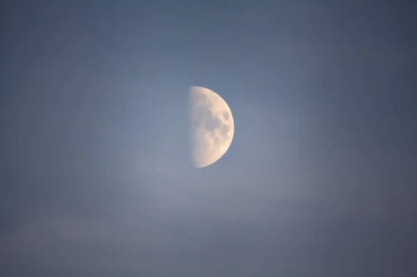 日没時の空の半月 — ストック写真
