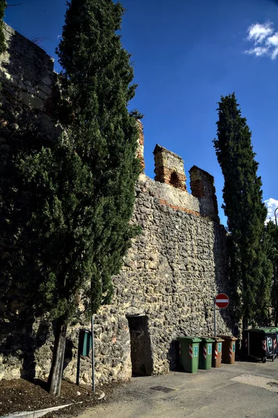 Πέρασμα Πέτρινο Οχυρωματικό Τοίχο Δίπλα Στα Δέντρα Μια Ηλιόλουστη Μέρα — Φωτογραφία Αρχείου