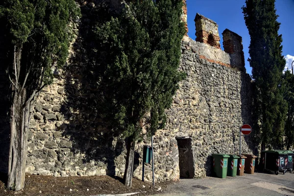 Pasaje Muro Fortificación Piedra Junto Los Árboles Día Soleado — Foto de Stock