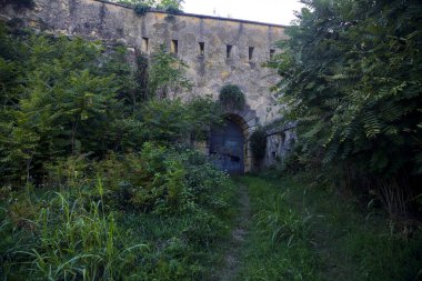 Kapalı bir geçide giden toprak patika.