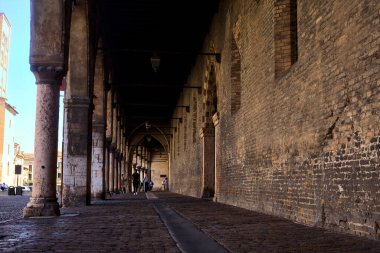 Bir meydanın yanındaki İtalyan şatosunun verandası.