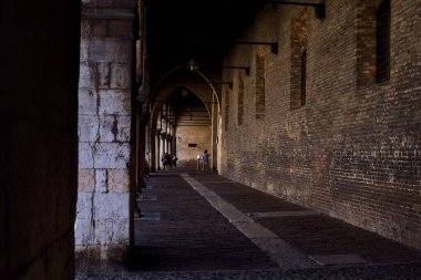Bir meydanın yanındaki İtalyan şatosunun verandası.