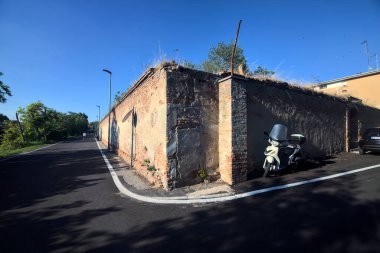 Gün batımında yerleşim bölgesinde eski bir bina tarafından yapılmış bir caddenin köşesi.