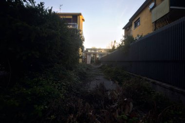 Gün batımında terk edilmiş bir depoya giriş.