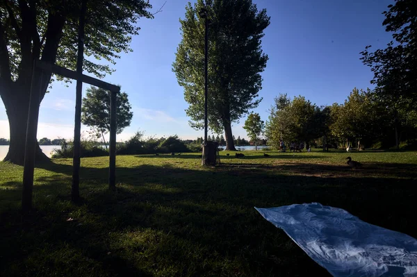 Sjön Vid Solnedgången Inramad Träd Och Sedd Från Stranden — Stockfoto