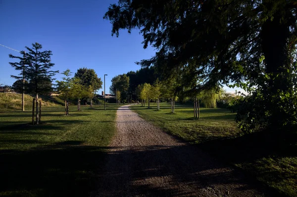 Schotterpfad Seeufer Einem Park Bei Sonnenuntergang — Stockfoto