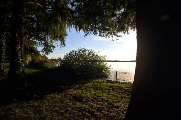 Meer Bij Zonsondergang Omlijst Door Bomen Gezien Vanaf Kust — Stockfoto