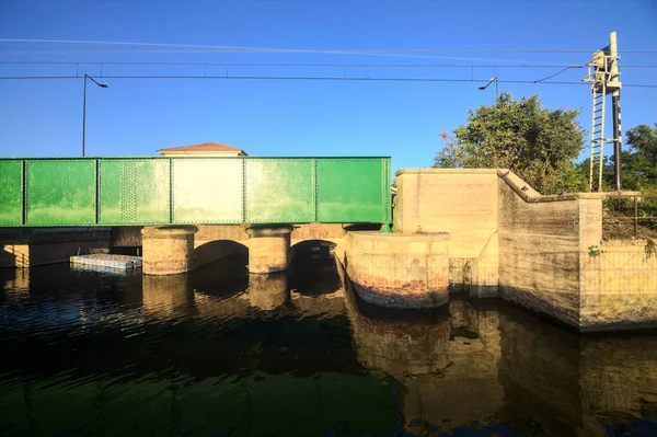 Spoorbrug Stuw Van Een Meer Bij Zonsondergang — Stockfoto