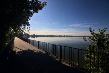 Gölün kenarındaki bir parkta köprü.