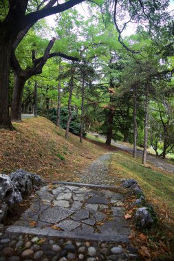 Parkın yamacındaki taş merdiven.