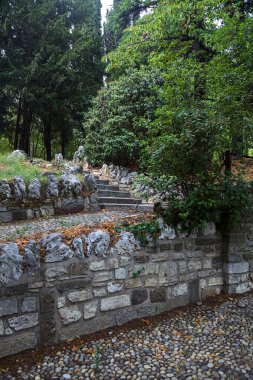 Parkın yamacındaki taş merdiven.