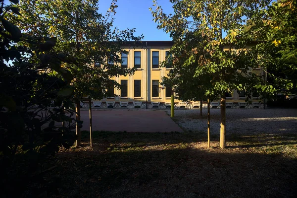 Garten Einer Schule Mit Basketballplatz Bei Sonnenuntergang — Stockfoto