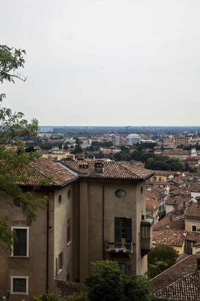 Cidade Vista Cima Emoldurada Por Uma Casa Velha Uma Árvore — Fotografia de Stock