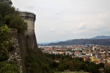 Gökyüzünden görünen şehir bulutlu bir günde uçurumun üstüne inşa edilmiş bir kale tarafından çerçevelenmiş.