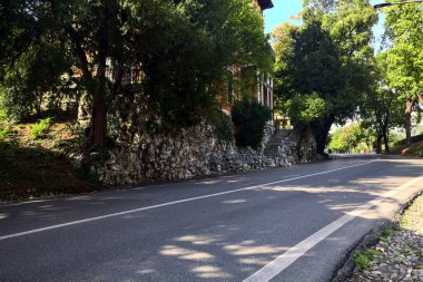 İtalya 'da bir binanın yanındaki yokuş yukarı bir yol.