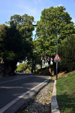 İtalya 'da bir binanın yanındaki yokuş yukarı bir yol.