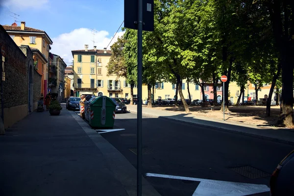 Torget Med Träd Sett Från Trottoar Bredvid — Stockfoto