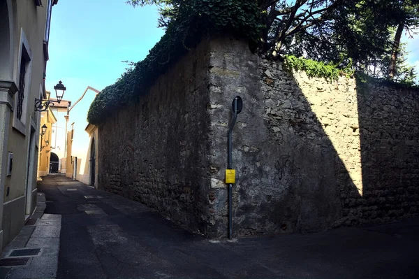 意大利小镇一条狭窄街道的拐角处 — 图库照片