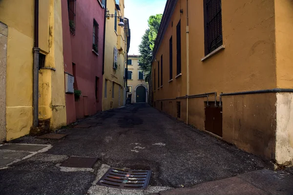 Rua Estreita Sombra Entre Prédios Altos Uma Cidade Italiana — Fotografia de Stock