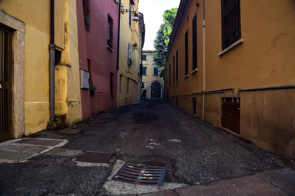 Schmale Straße Schatten Zwischen Hohen Gebäuden Einer Italienischen Stadt — Stockfoto