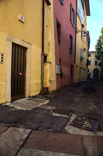 Rua Estreita Sombra Entre Prédios Altos Uma Cidade Italiana — Fotografia de Stock