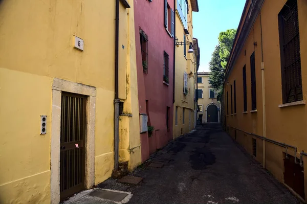 Schmale Straße Schatten Zwischen Hohen Gebäuden Einer Italienischen Stadt — Stockfoto