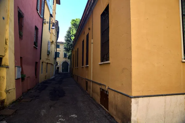 Smalle Straat Schaduw Tussen Hoge Gebouwen Een Italiaanse Stad — Stockfoto