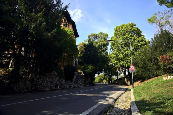 Camino Elevado Junto Edificio Una Ciudad Italiana — Foto de Stock