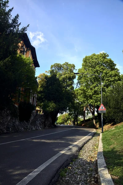 在意大利的一个小镇上 在一座建筑物旁边修整一条路 — 图库照片