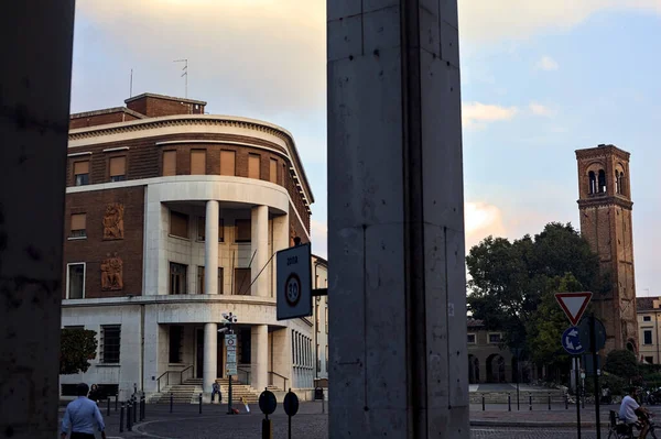 Plein Een Italiaanse Stad Bij Zonsondergang Met Een Oude Klokkentoren — Stockfoto