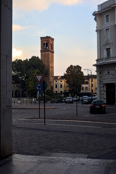 Plein Een Italiaanse Stad Bij Zonsondergang Met Een Oude Klokkentoren — Stockfoto