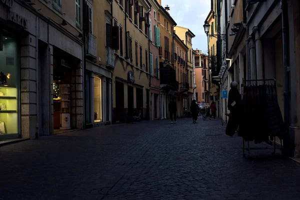 Gata Med Butiker Och Människor Promenader Vid Solnedgången Italiensk Stad — Stockfoto