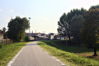 Gün batımında bir parkta bisiklet yolu.