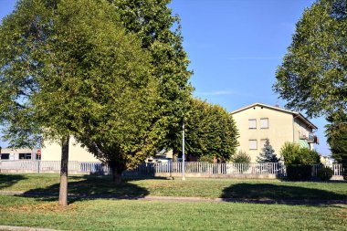 Gün batımında bir yerleşim yerine park et.