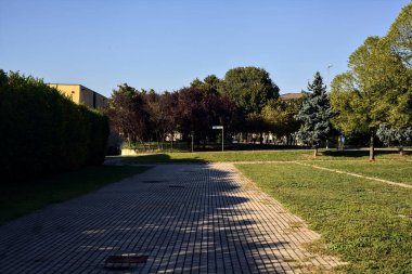 Gün batımında bir yerleşim yerine park et.